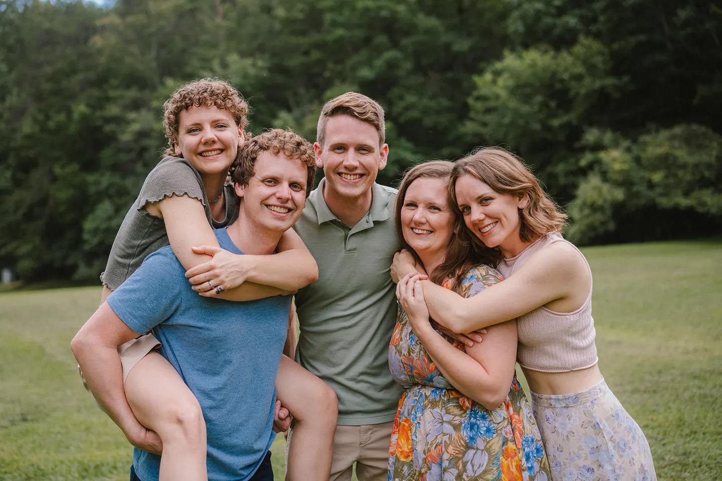 A summer reunion at Wintergreen – and what makes relaxed extended family photos work