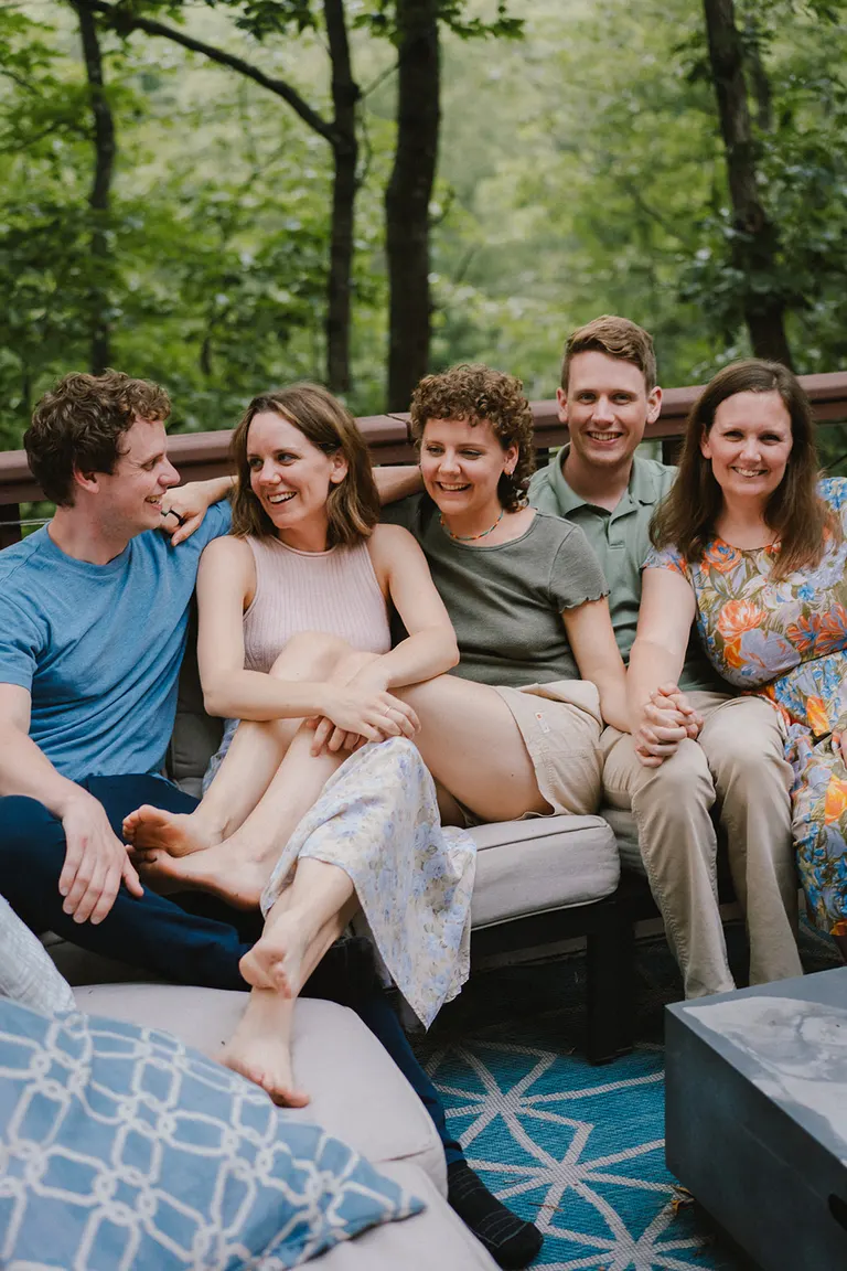 extended family photos with 5 adult siblings