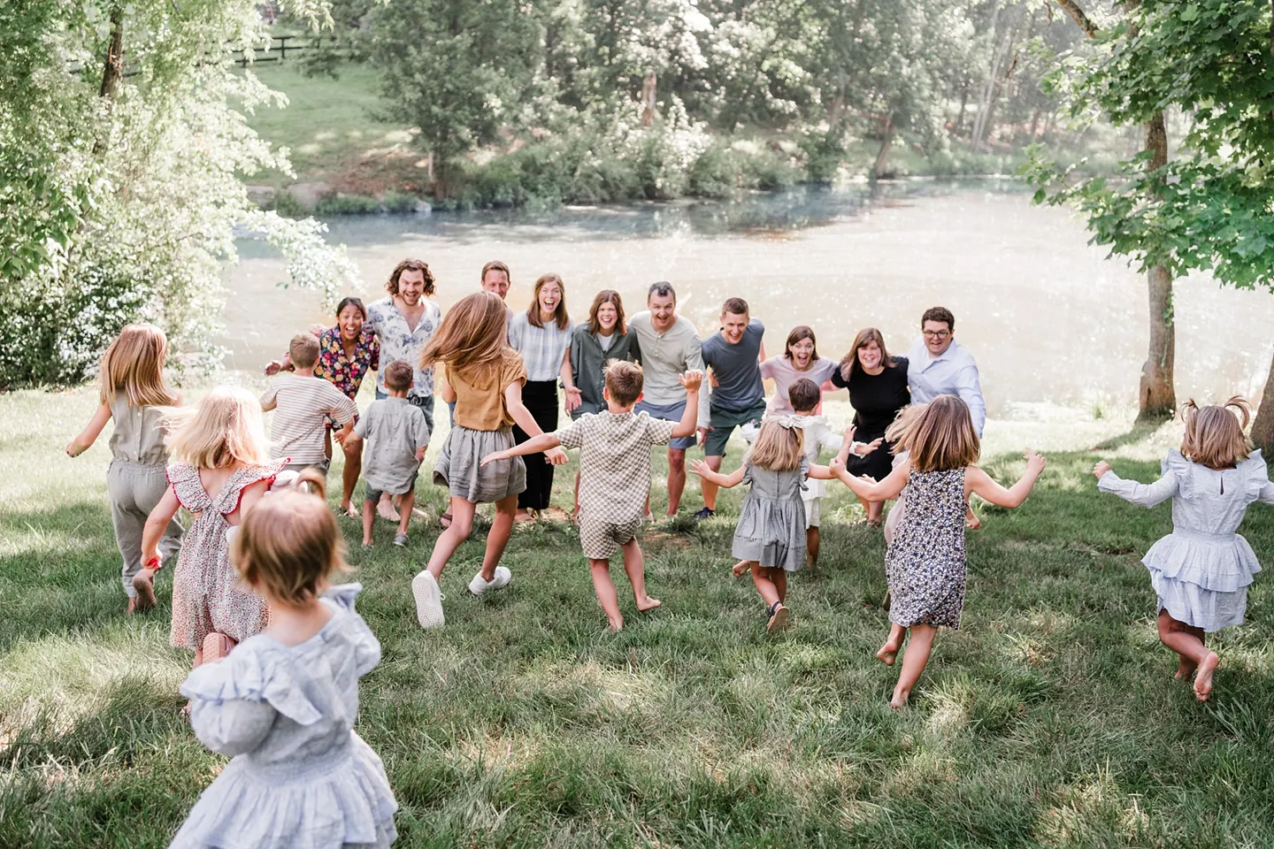 Backyard extended family photos in Charlottesville