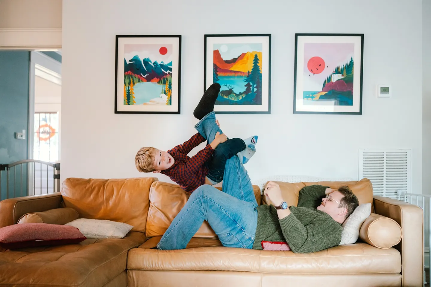 pose for dad with kids in lifestyle family photos