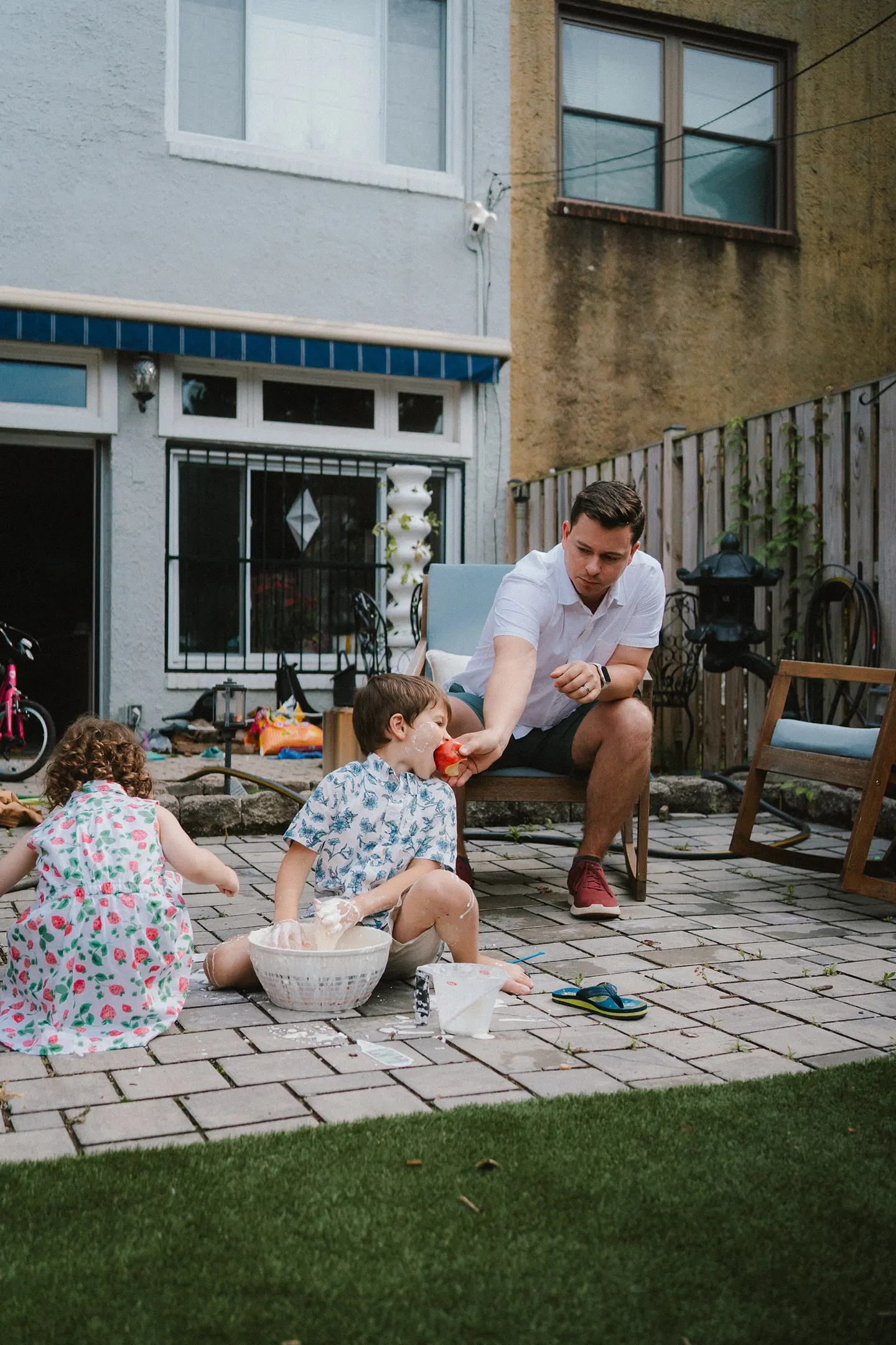 urban in home family session in the backyard