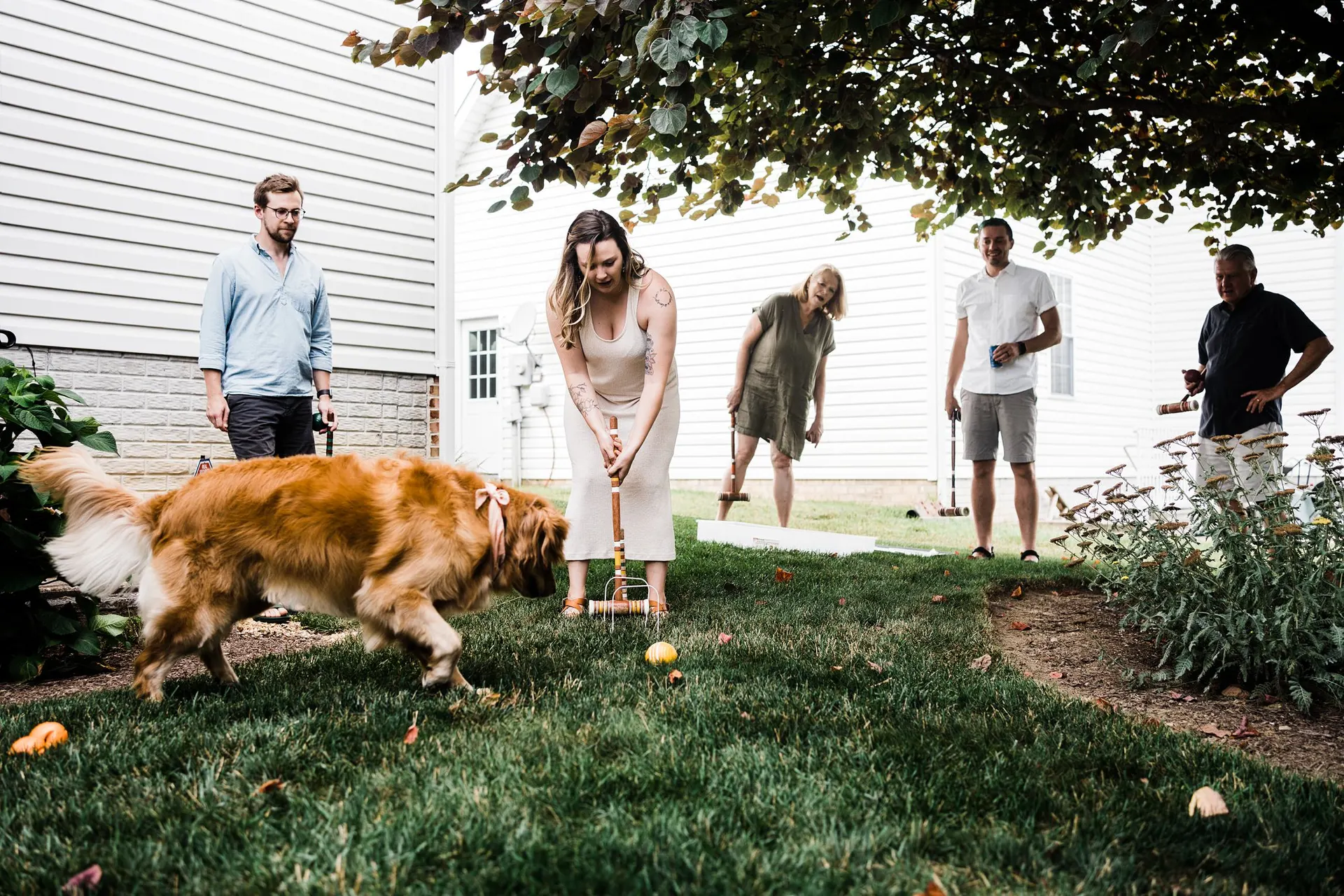 Lifestyle extended family photo session at home with all adults