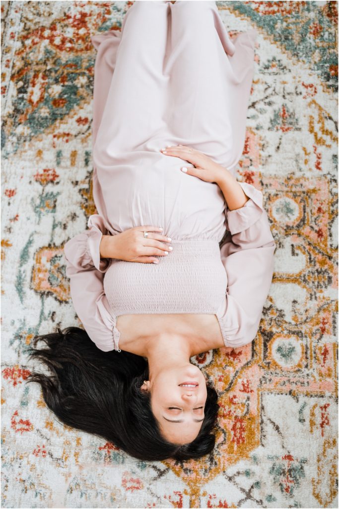 poses for maternity photos at home