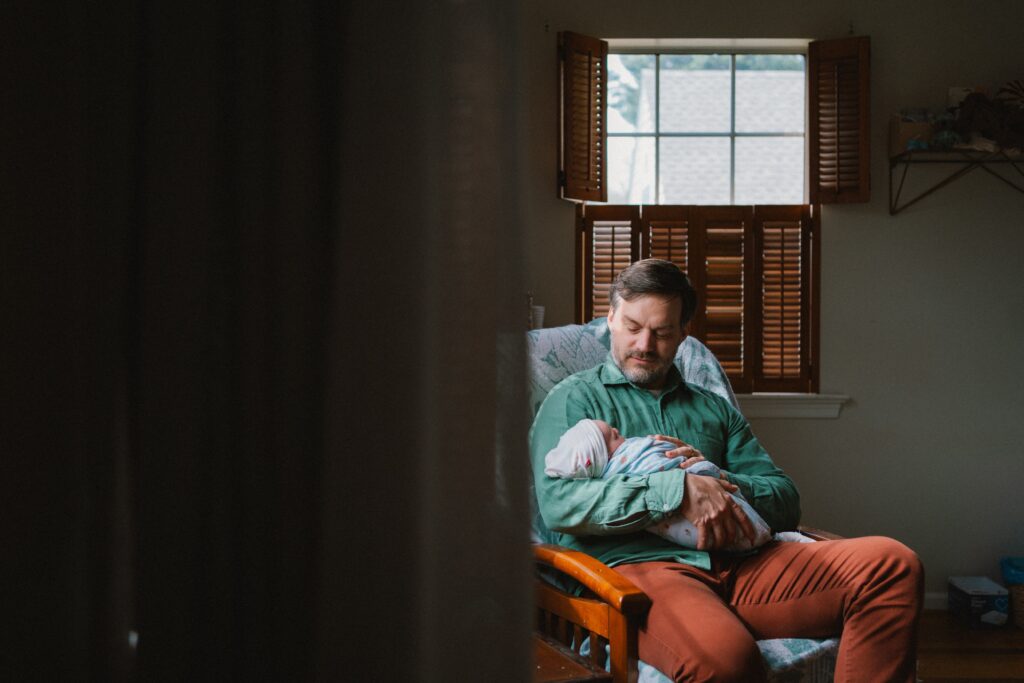 poses with dad, lifestyle newborn photos at home