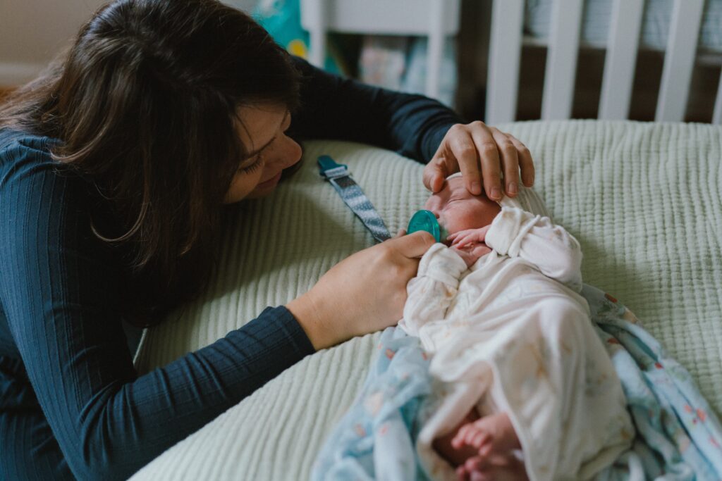 poses with mom, lifestyle newborn photos at home