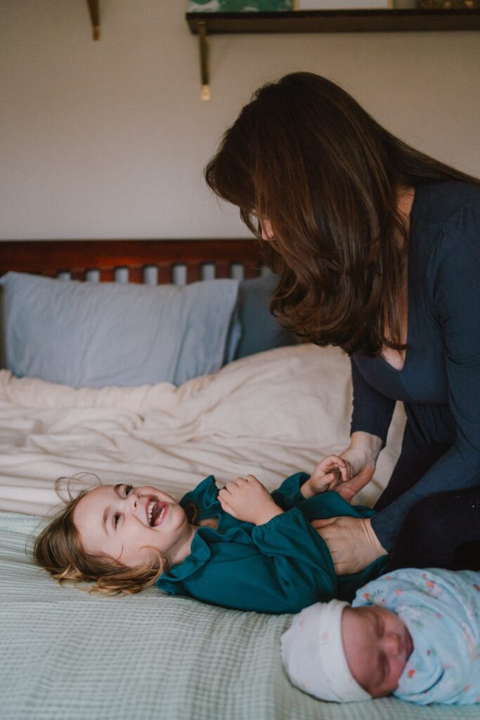 newborn photos with siblings