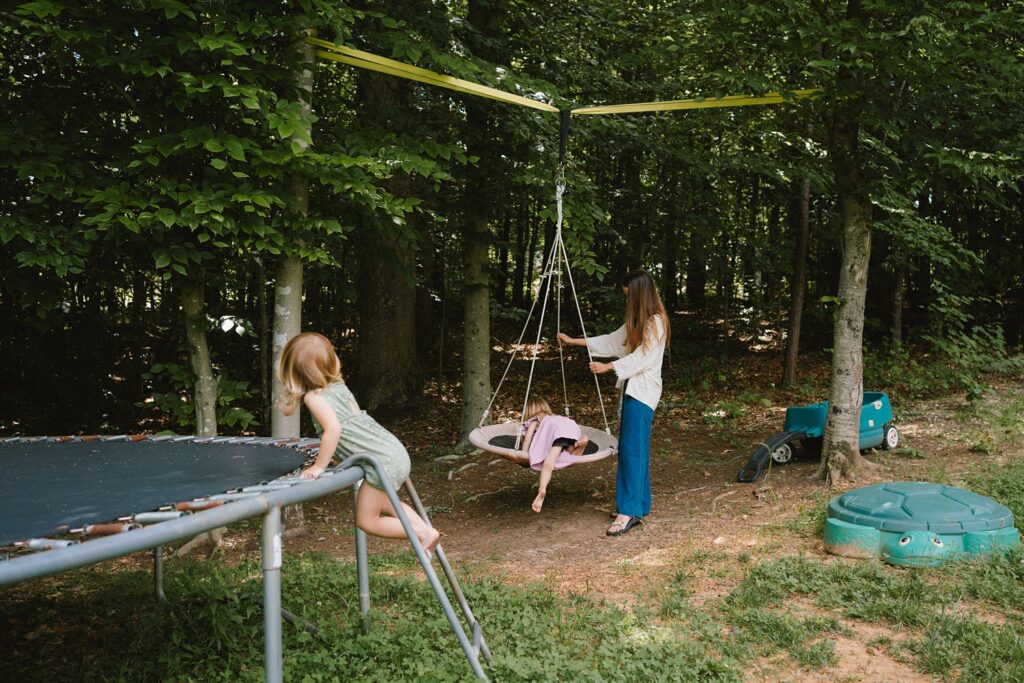 casual family photos in the backyard