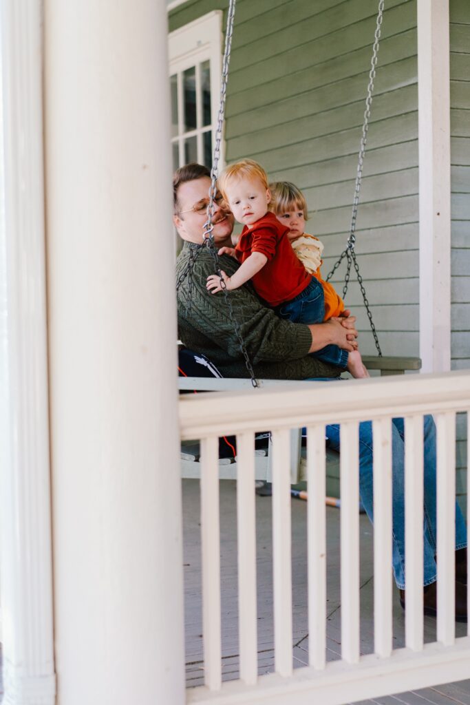 pose for dad with kids in an home family photo session