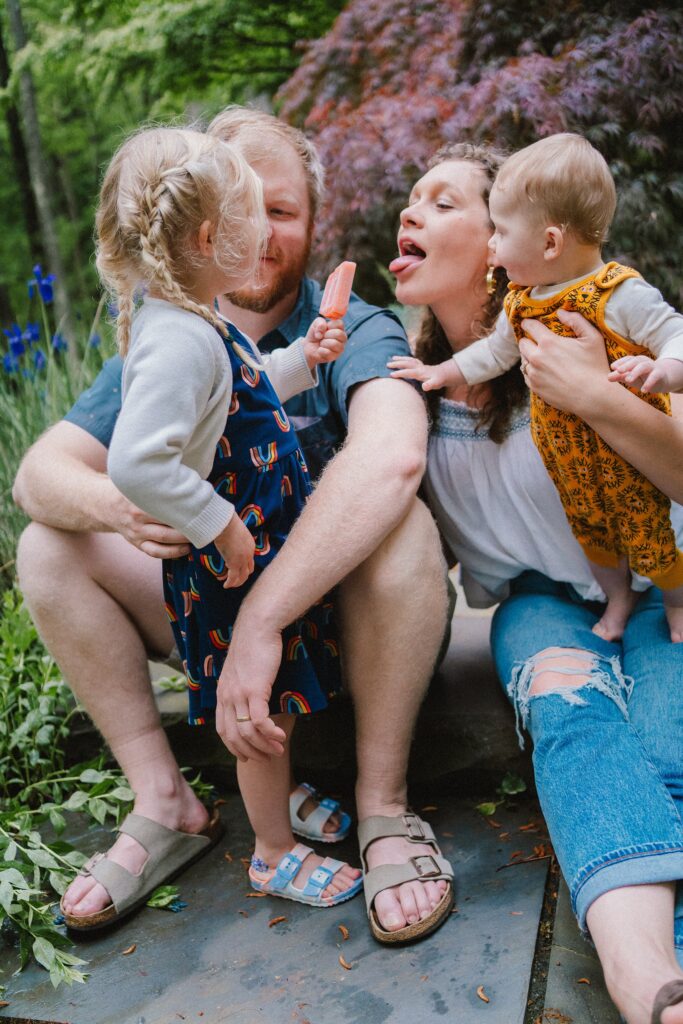 Charlottesville family photos in the back yard with popsicles 