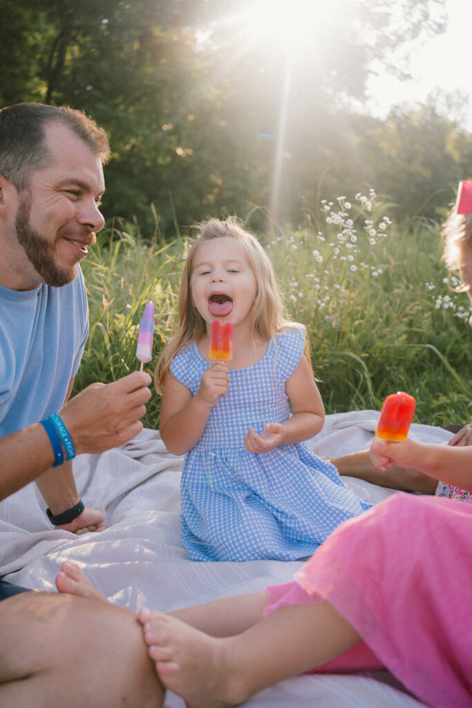 summer mini sessions with popsicles