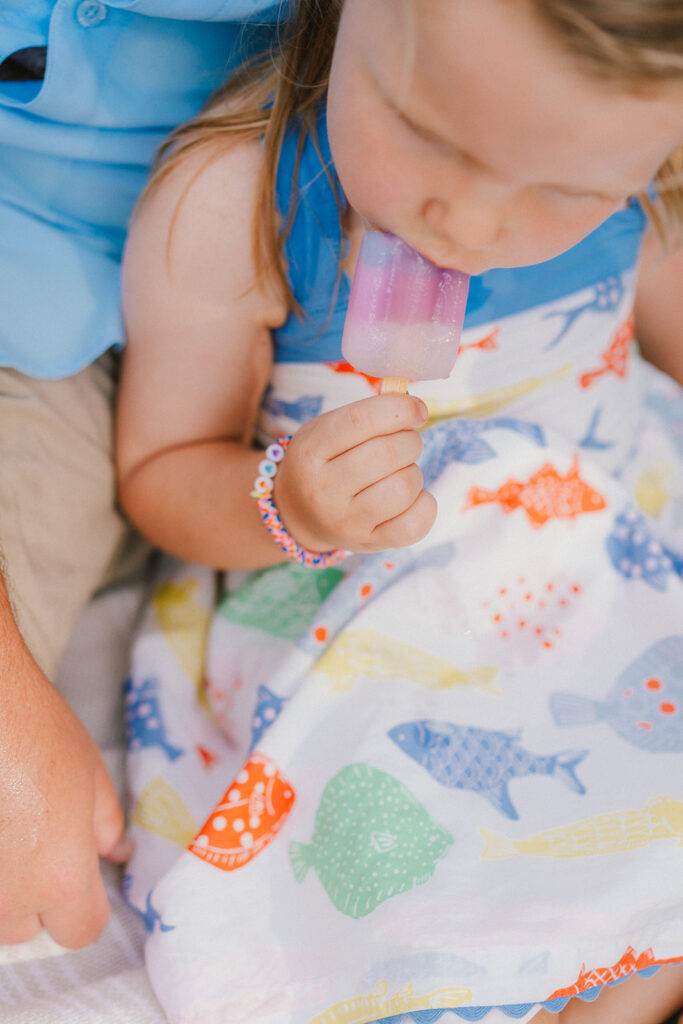 family photos with popsicles in summer mini sessions