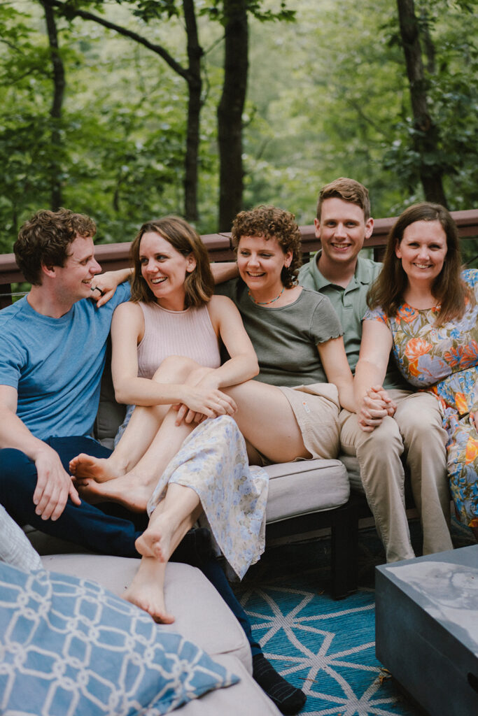 extended family photos with 5 adult siblings